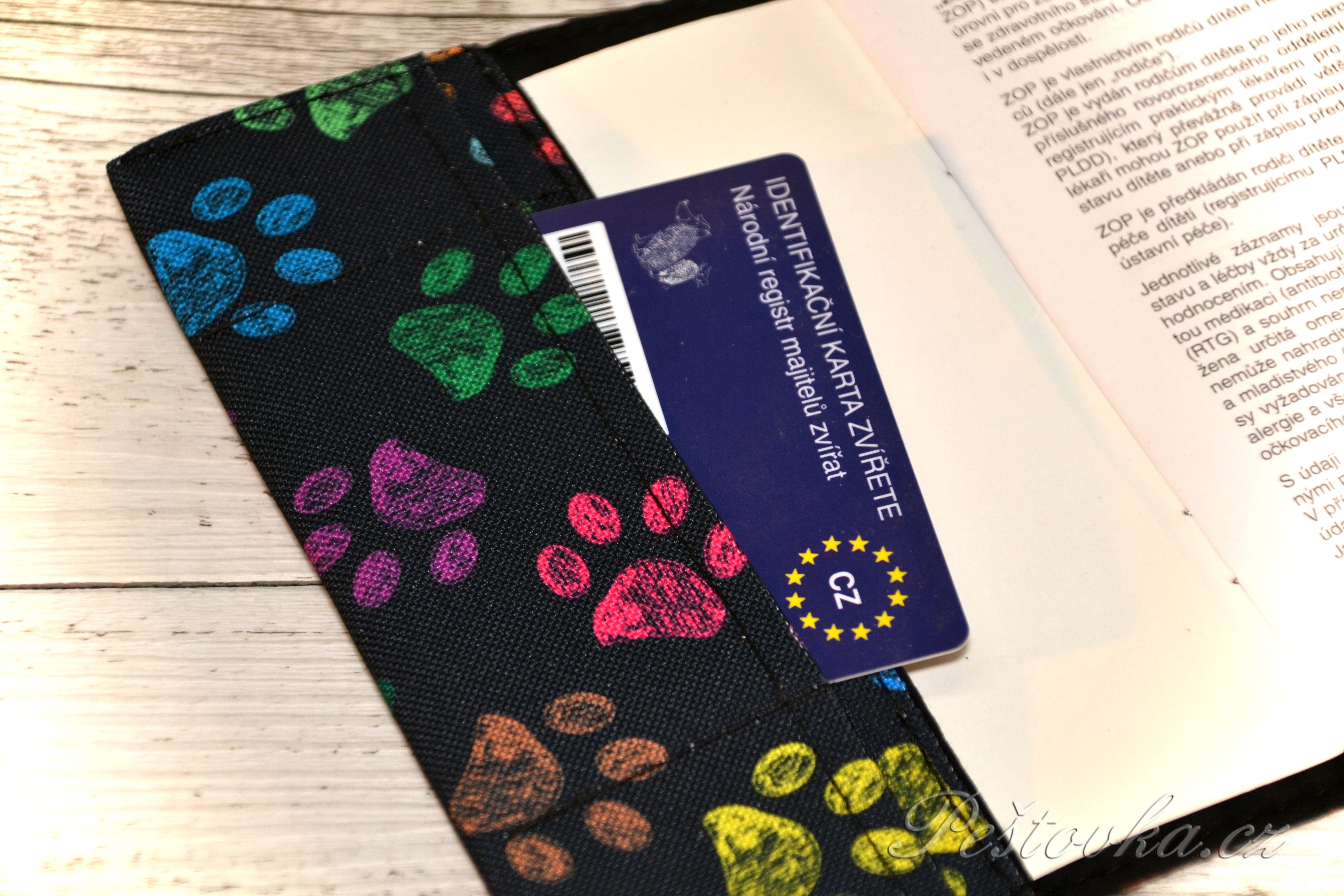 Peštovka Obal na očkovací průkaz *malované tlapky*