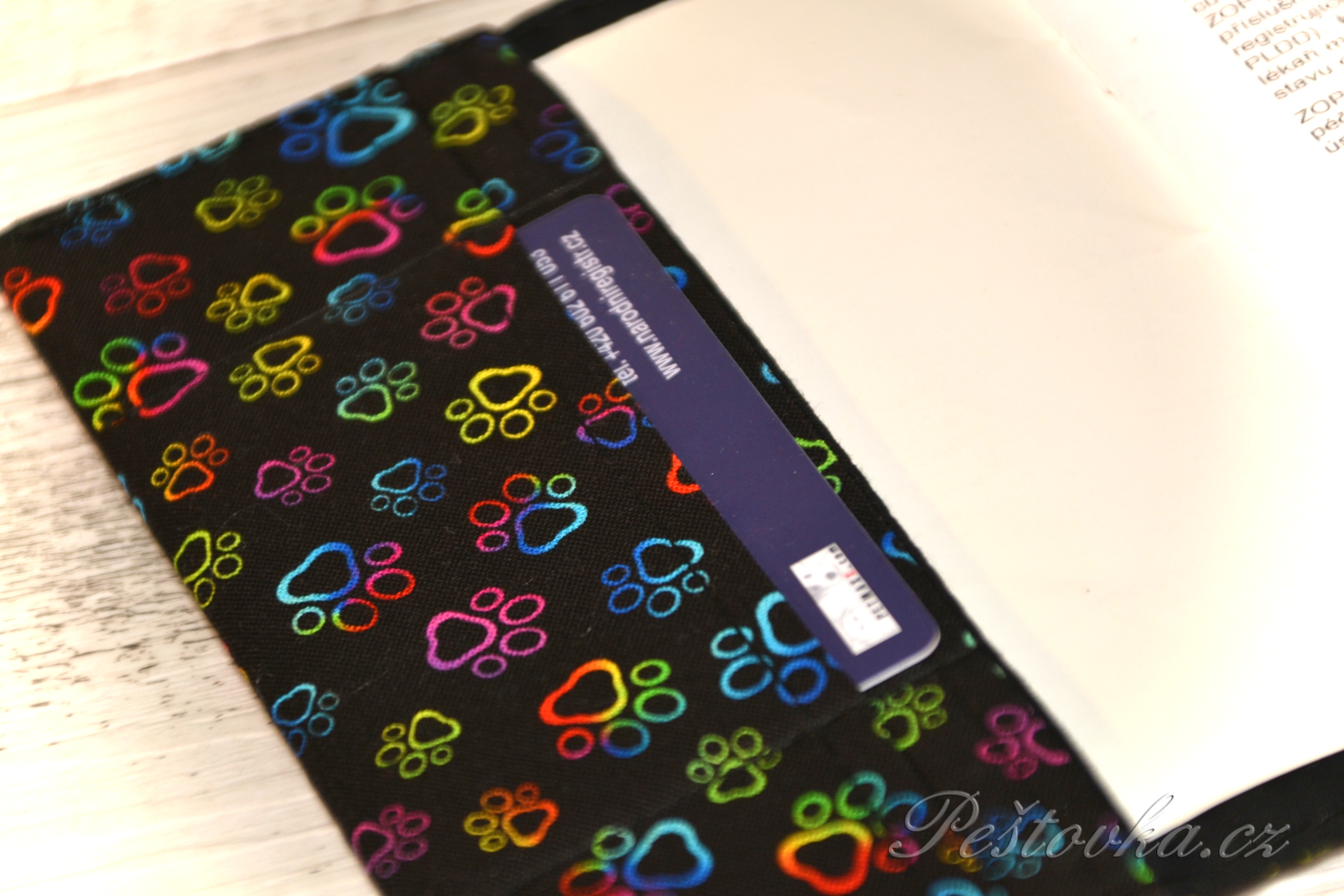 Peštovka Obal na očkovací průkaz *tlapky RAINBOW*