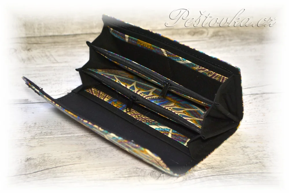 Peštovka Dámská elegantní peněženka *Údolí králů modré*