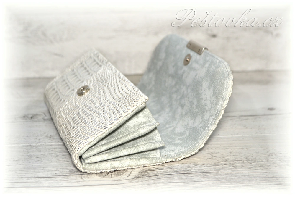 Peštovka Dámská elegantní peněženka *bílo-stříbrná hadinka*