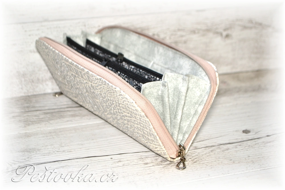 Peštovka Zipová peněženka bílo-stříbrná hadinka