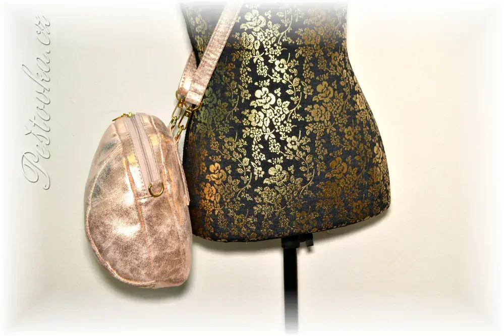 Taštička Lora - 3 způsoby nošení *metalická koženka růžové zlato*