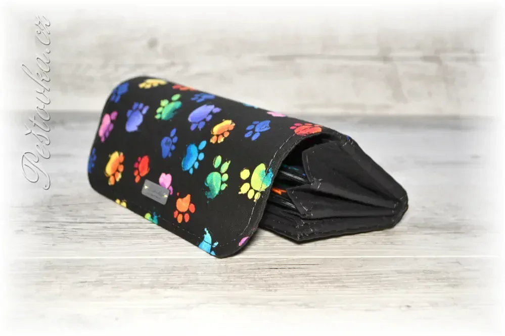 Peštovka Dámská elegantní peněženka *barevné tlapky akvarel*