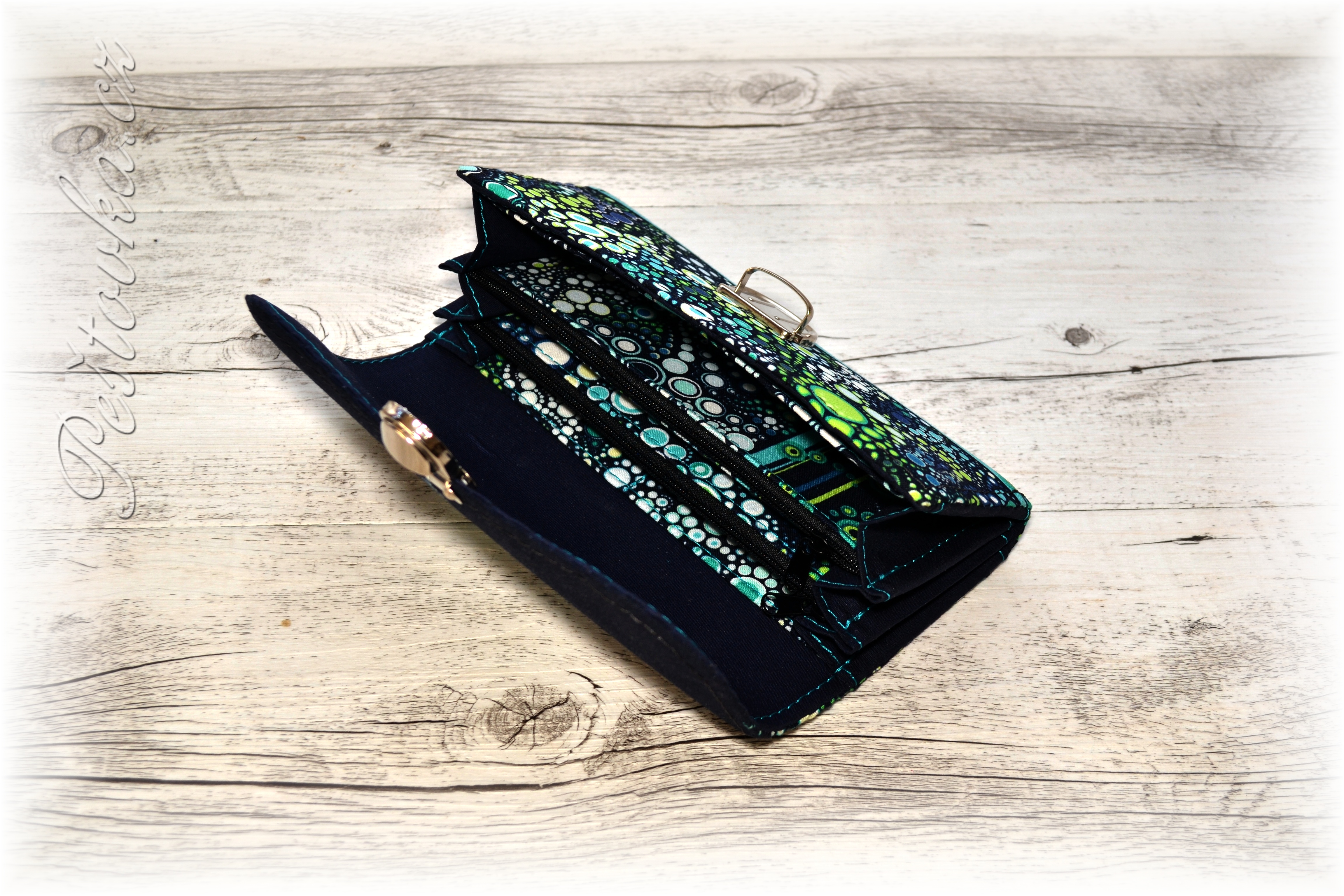 Peštovka Dámská elegantní peněženka *modro-zelené bublinky*