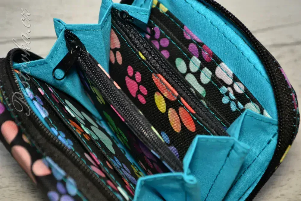 Peštovka Malá praktická zipová peněženka *drobné barevné tlapky*