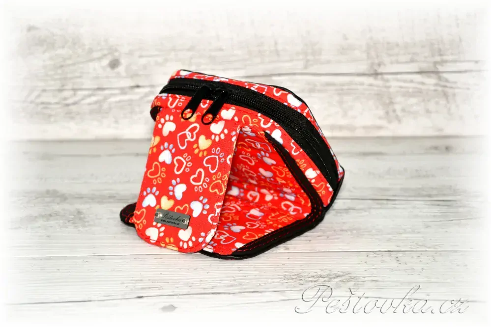 Peštovka Malá praktická zipová peněženka *Paws - červená černá*
