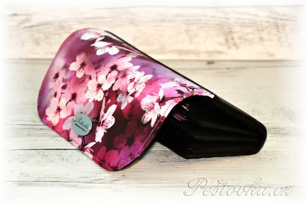 Peštovka Dámská elegantní peněženka *sakura + černá koženka*