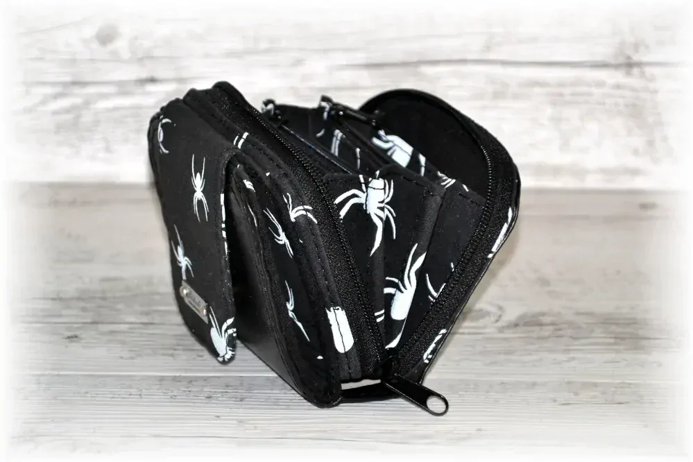 Peštovka Malá praktická zipová peněženka *pavouci*