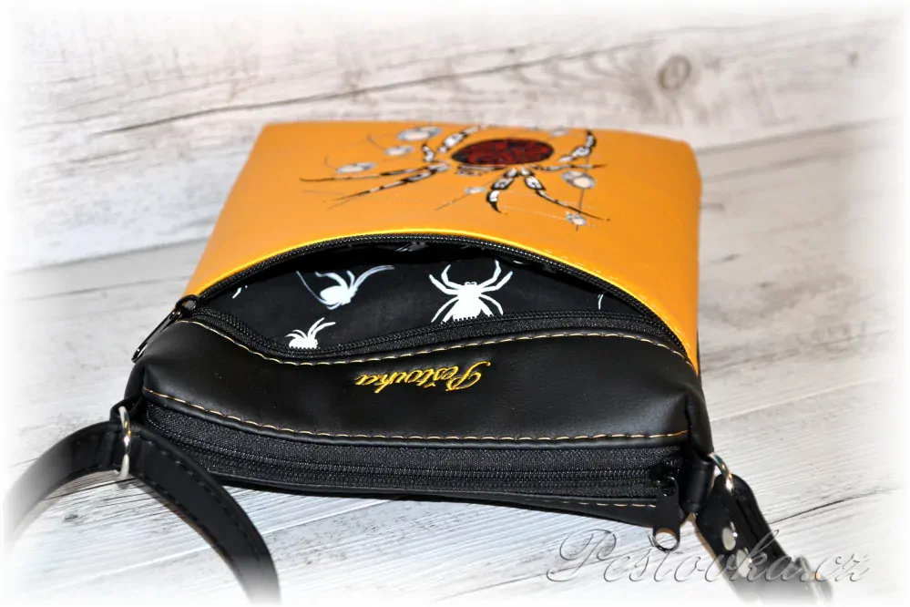 Peštovka - Crossbody KOA *žlutočerná s pavoukem*