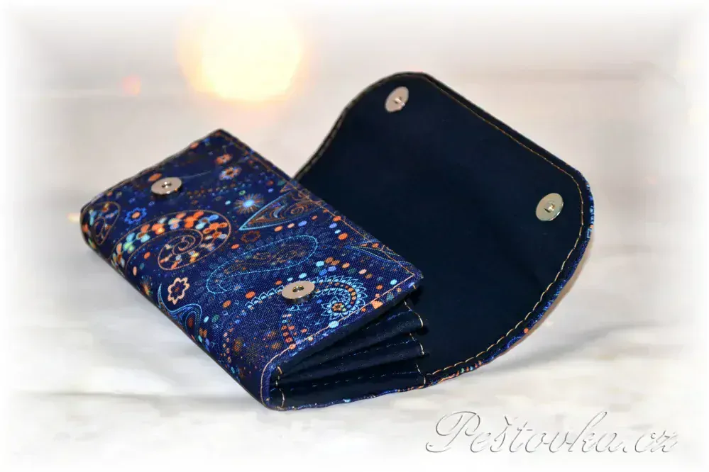 Peštovka Dámská elegantní peněženka *modrá s motýlky*