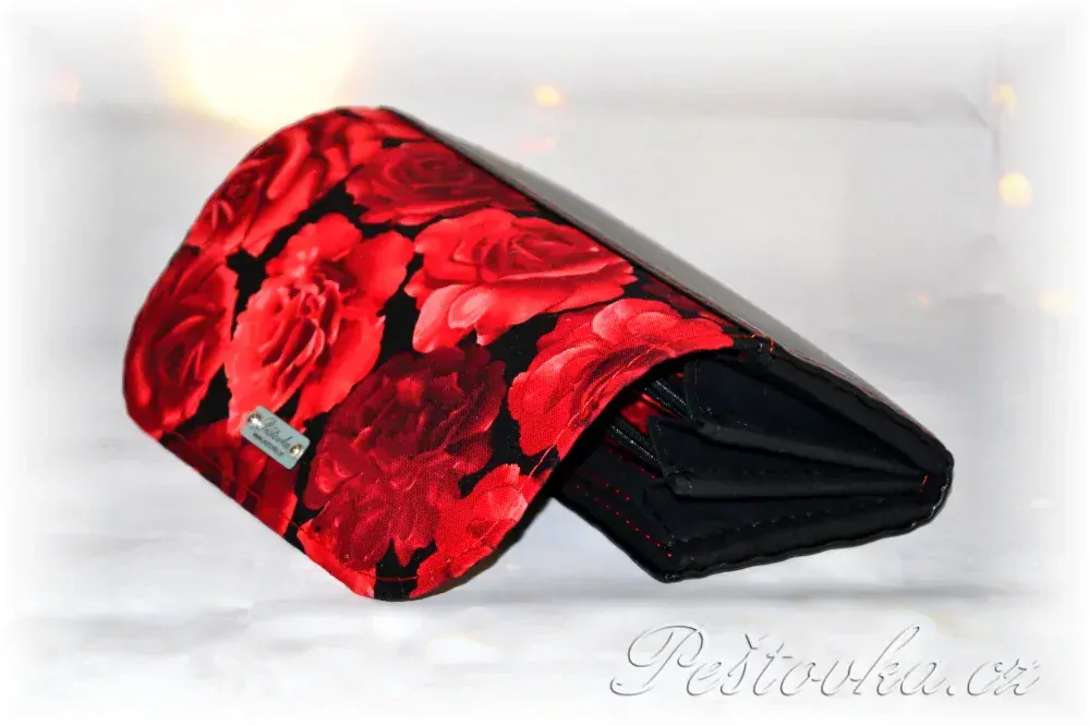 Peštovka Dámská elegantní peněženka *červené růže*