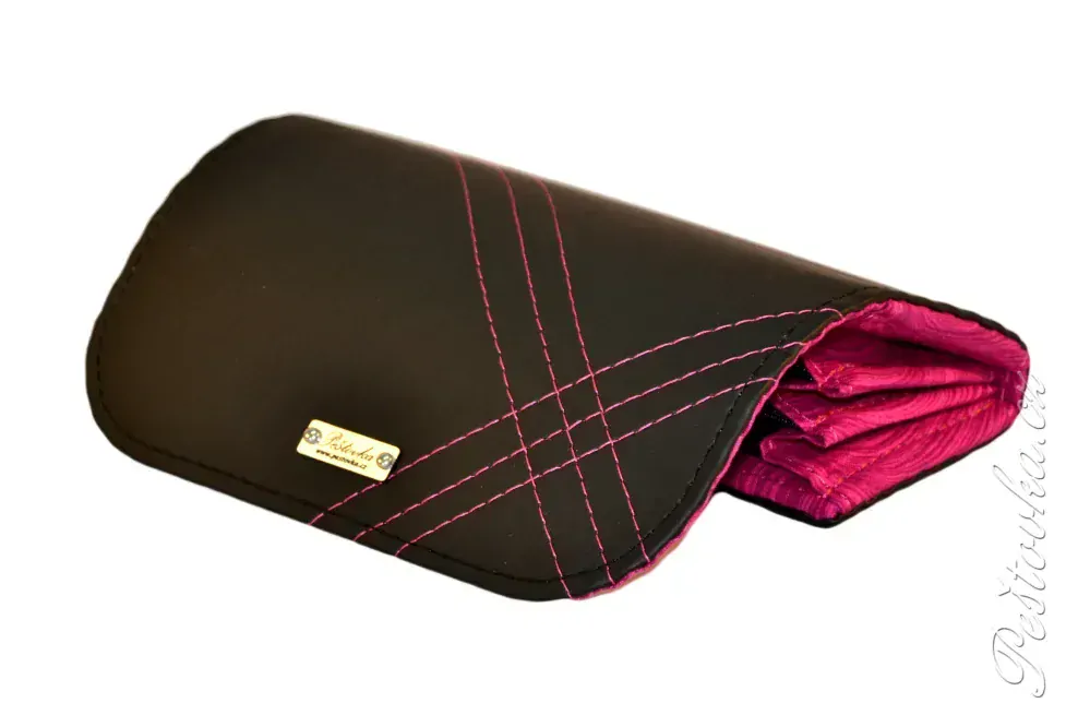 Peštovka Dámská elegantní peněženka *černo-fuchsiová*