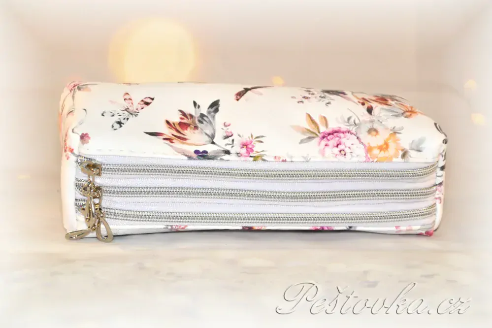 Peštovka - tříkomorový penál *bílý květovaný*