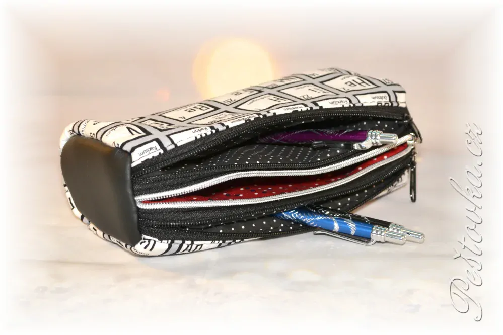 Peštovka - tříkomorový penál *chemická tabulka*