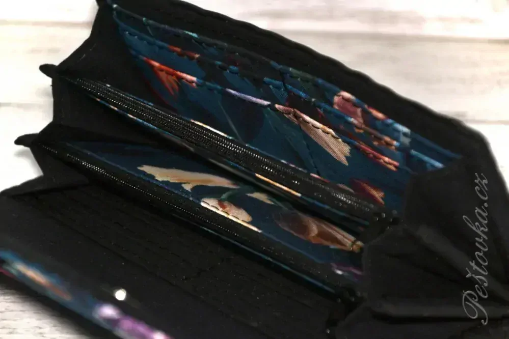Peštovka Dámská elegantní peněženka *TULIPÁNY*