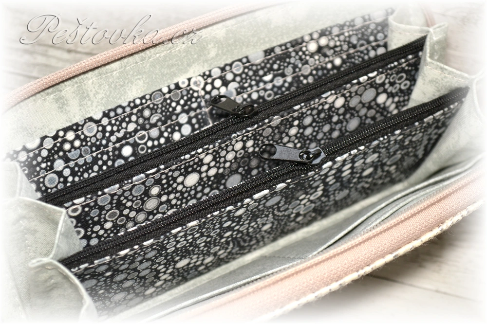 Peštovka Zipová peněženka bílo-stříbrná hadinka