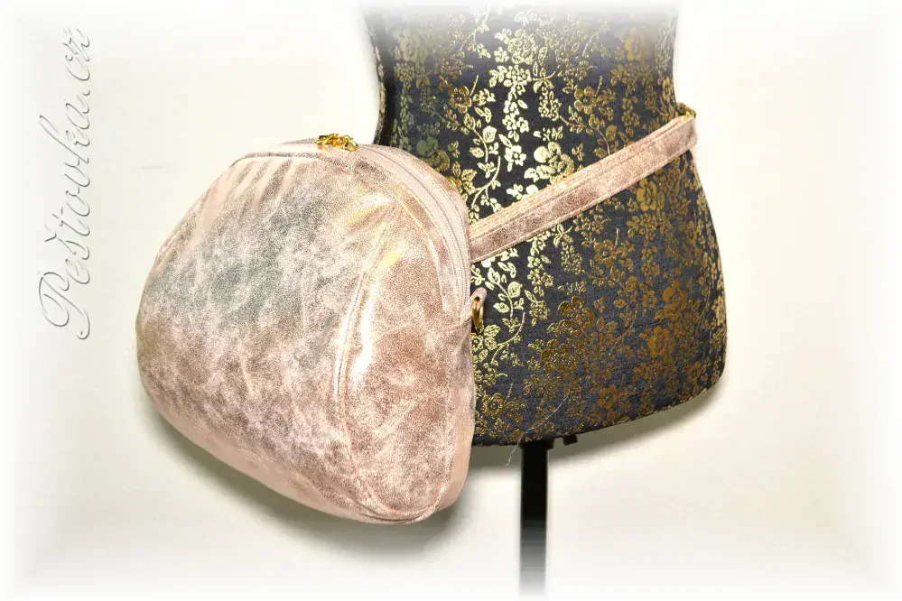 Taštička Lora - 3 způsoby nošení *metalická koženka růžové zlato*