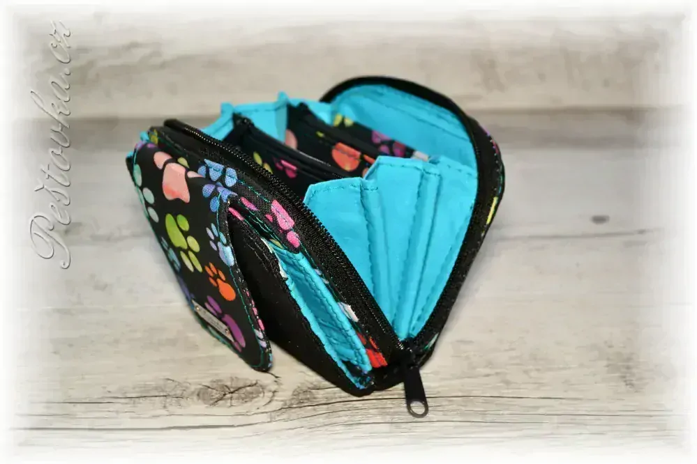 Peštovka Malá praktická zipová peněženka *drobné barevné tlapky*