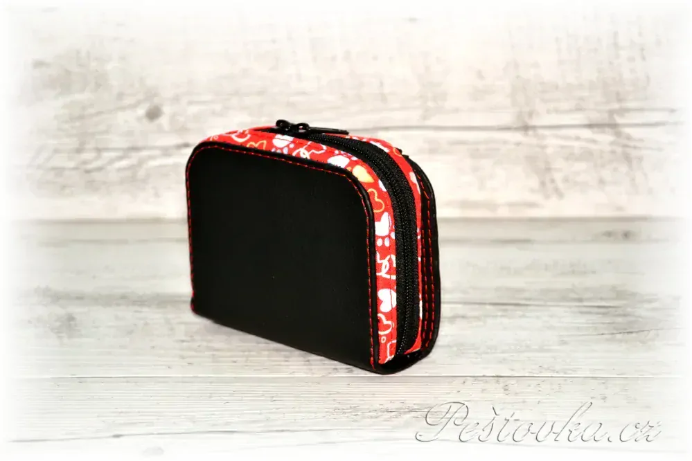 Peštovka Malá praktická zipová peněženka *Paws - červená černá*