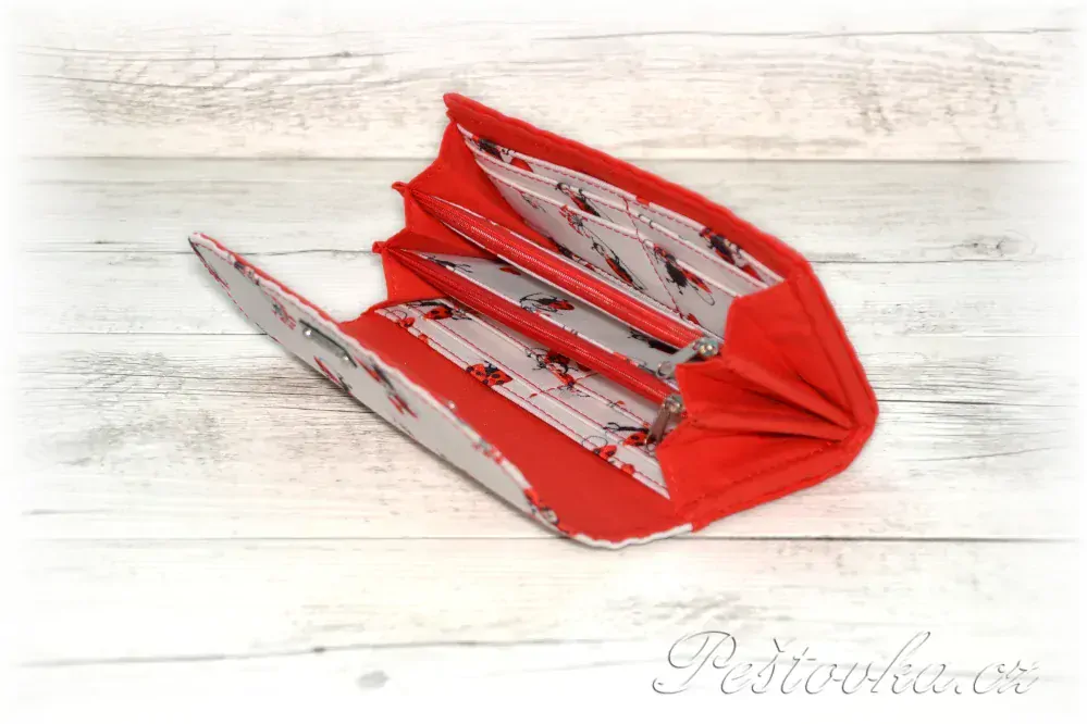 Peštovka Dámská elegantní peněženka *berušková*