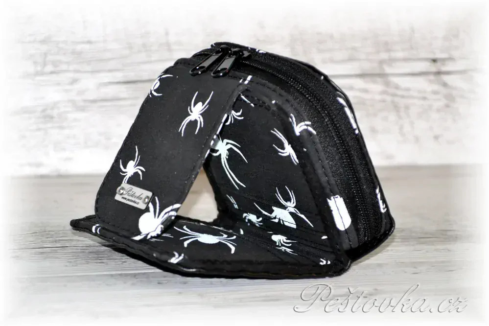 Peštovka Malá praktická zipová peněženka *pavouci*