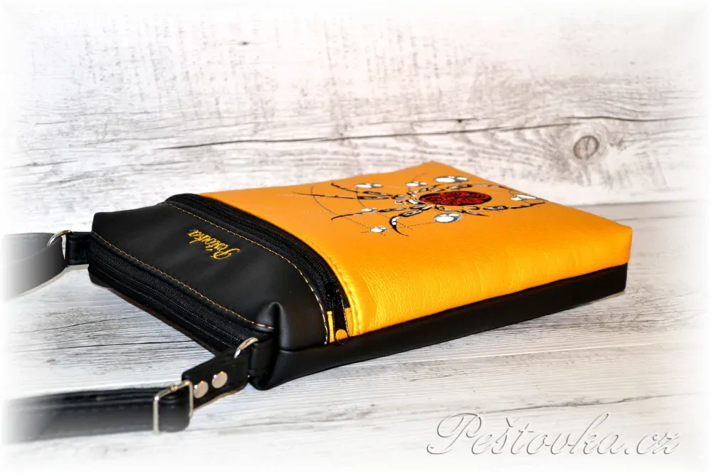 Peštovka - Crossbody KOA *žlutočerná s pavoukem*