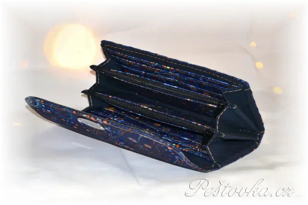 Peštovka Dámská elegantní peněženka *modrá s motýlky*