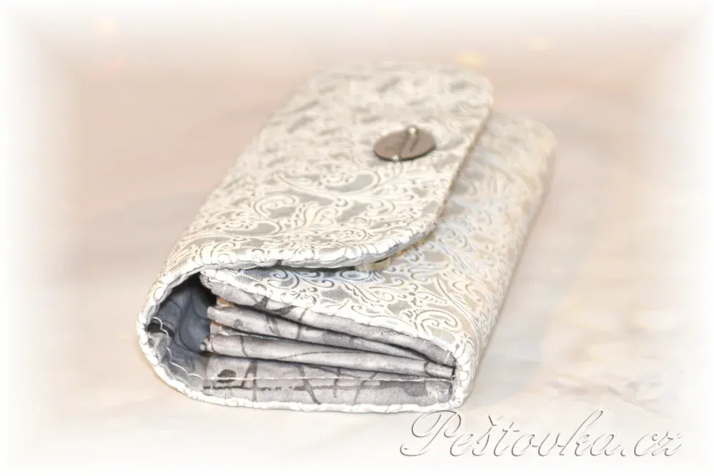 Peštovka Dámská elegantní peněženka *bílostříbrná*