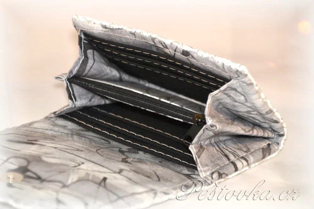 Peštovka - Malá klopová peněženka 13cm *bílostříbrná*