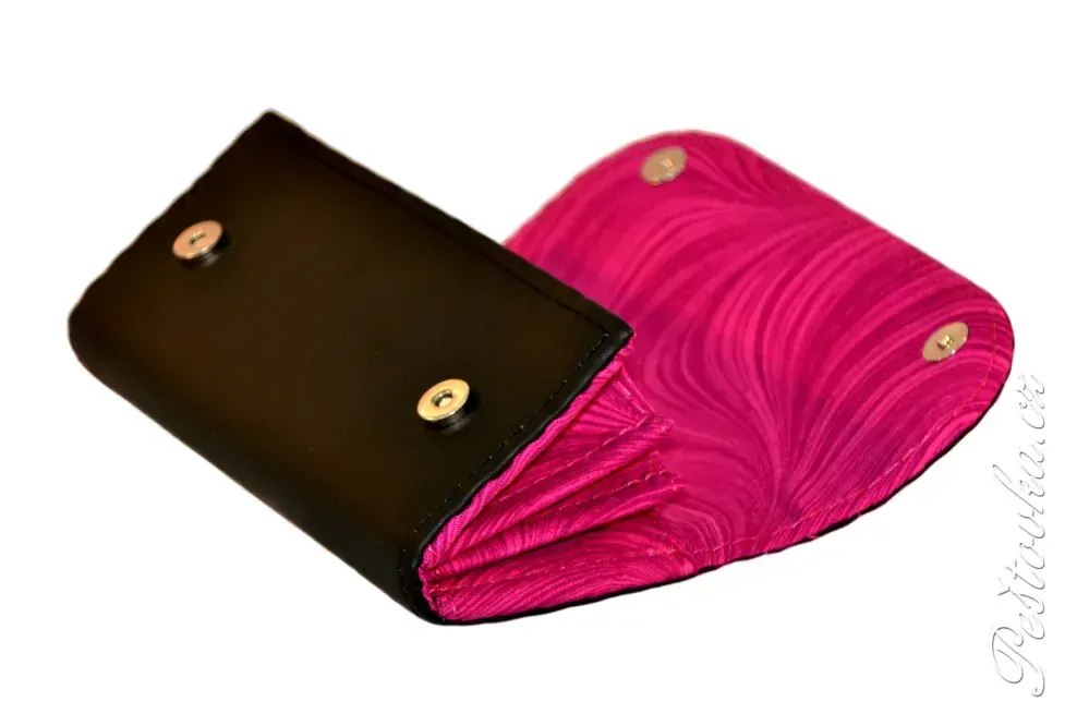 Peštovka Dámská elegantní peněženka *černo-fuchsiová*