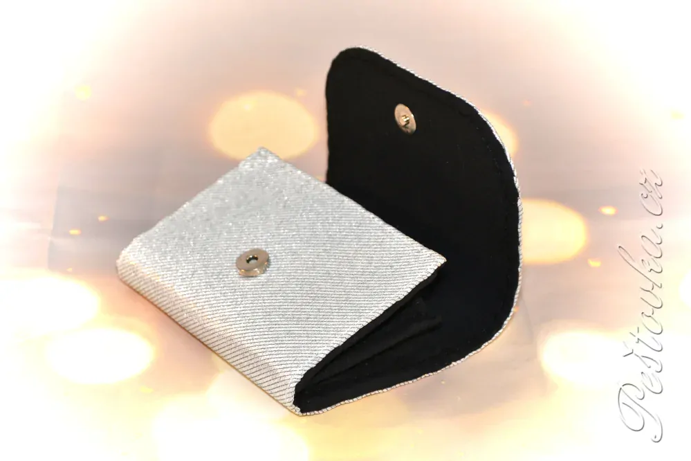 Peštovka - Malá klopová peněženka 13cm *perleťová stříbrná*