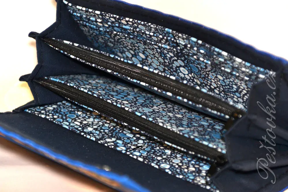 Peštovka Dámská elegantní peněženka *3 kočky na modré*