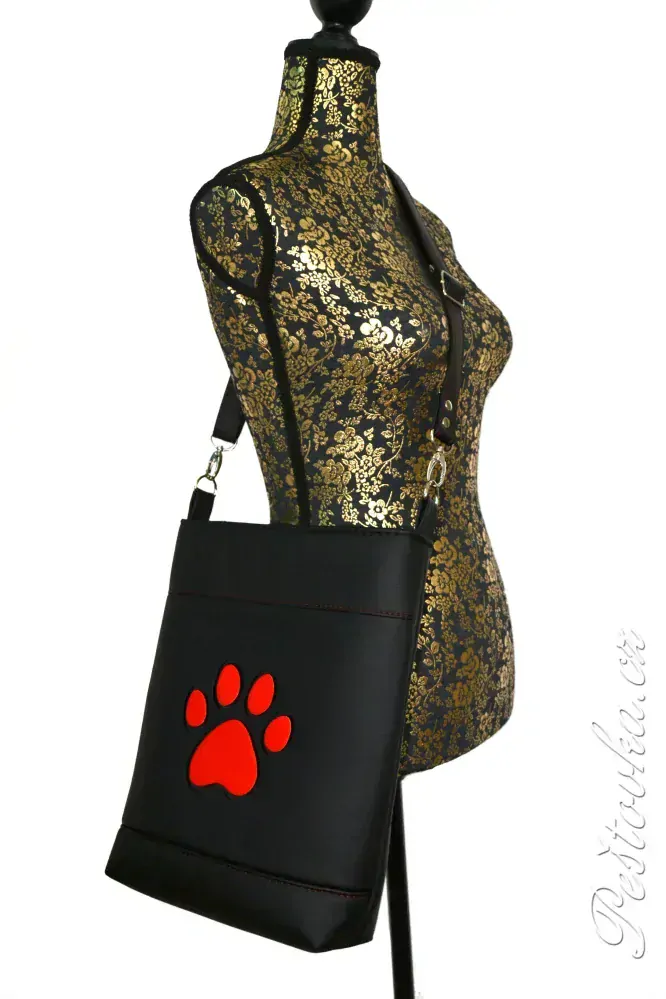 Peštovka - crossbody kabelka s tlapkou *černá s červenou*