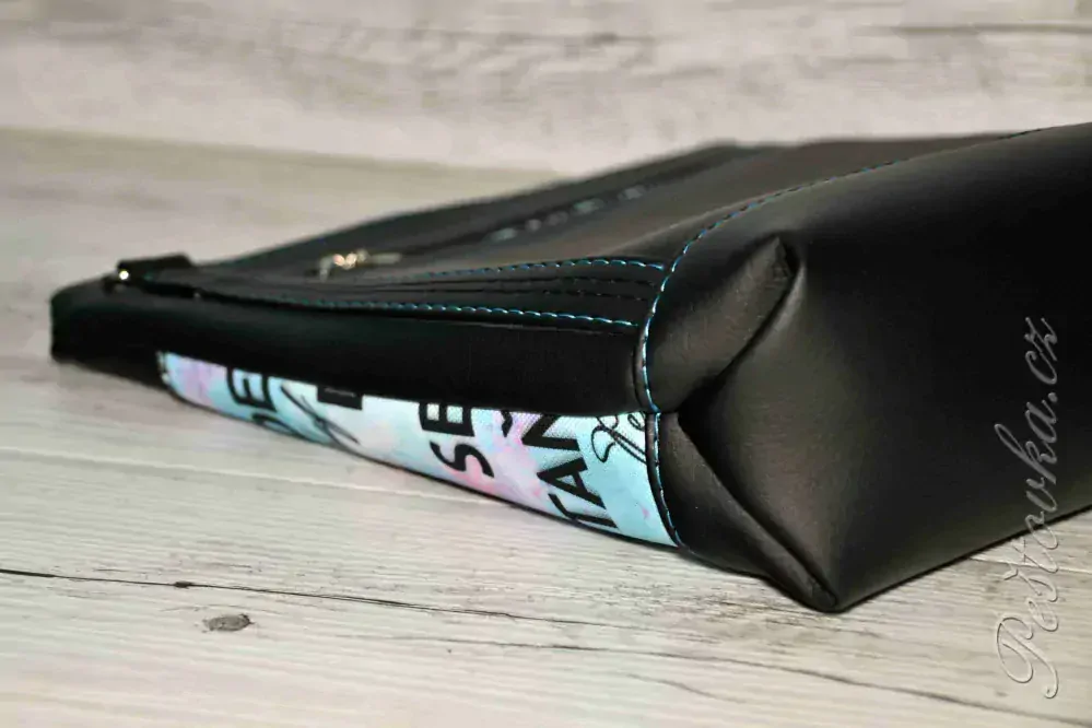 Peštovka - kabelka Brita *duhové nápisy*