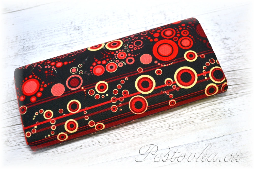 Peštovka Dámská peněženka ručně šitá *červeno-černé bublinky*
