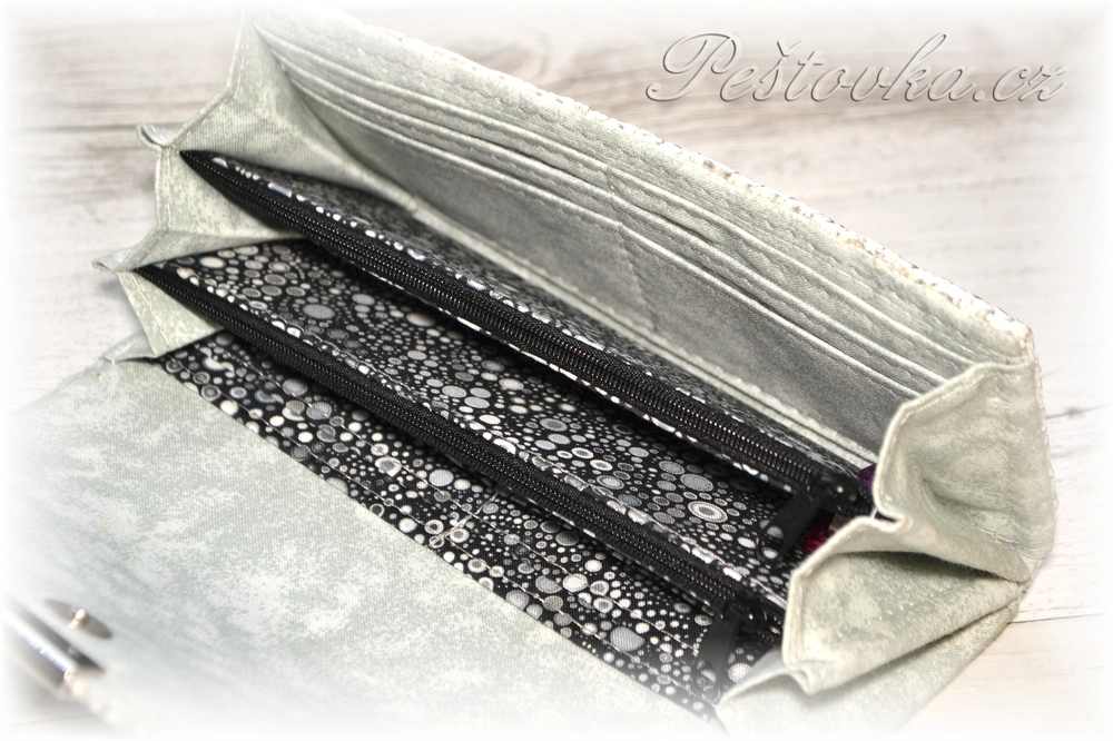 Peštovka Dámská elegantní peněženka *bílo-stříbrná hadinka*