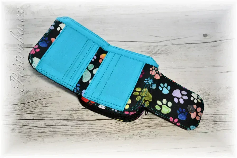 Peštovka Malá praktická zipová peněženka *drobné barevné tlapky*