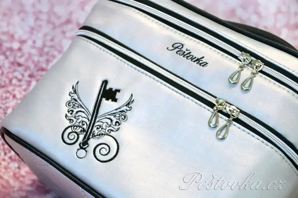 Peštovka kosmetický kufřík TOWER *stříbrný s výšivkou*