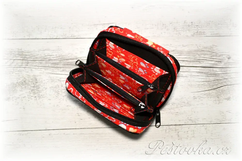 Peštovka Malá praktická zipová peněženka *Paws - červená černá*