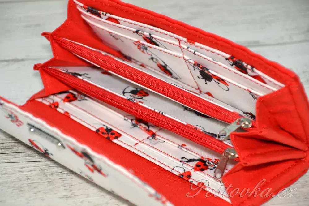 Peštovka Dámská elegantní peněženka *berušková*