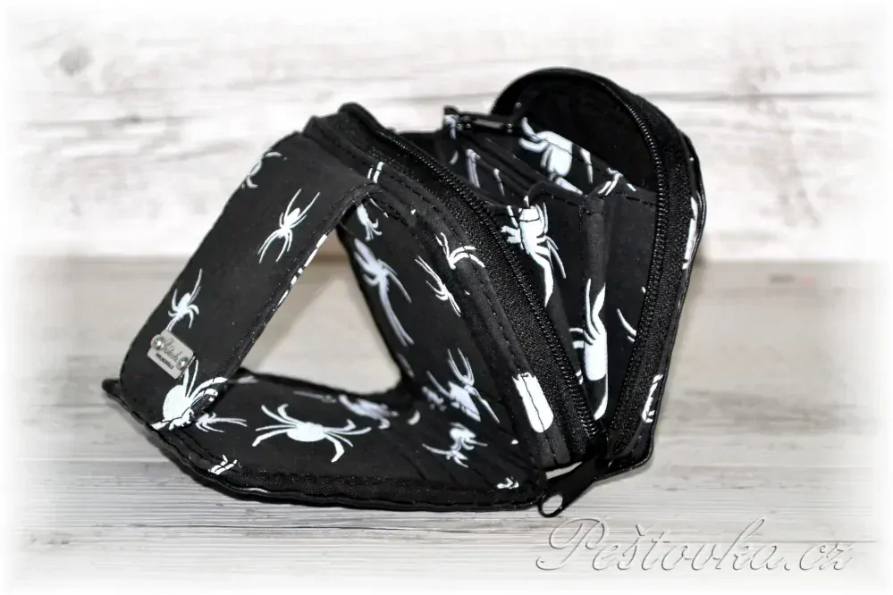 Peštovka Malá praktická zipová peněženka *pavouci*