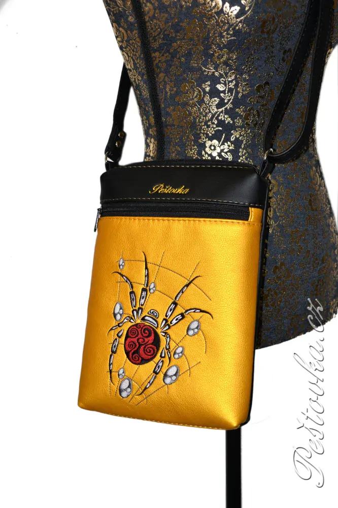 Peštovka - Crossbody KOA *žlutočerná s pavoukem*
