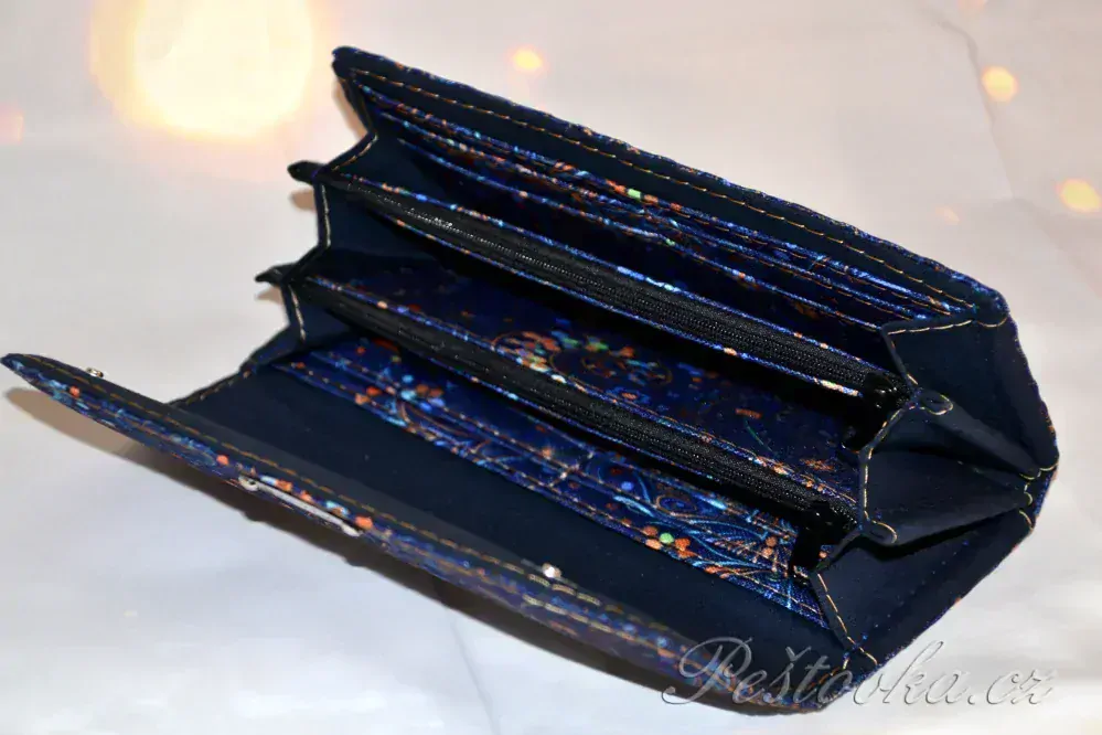 Peštovka Dámská elegantní peněženka *modrá s motýlky*