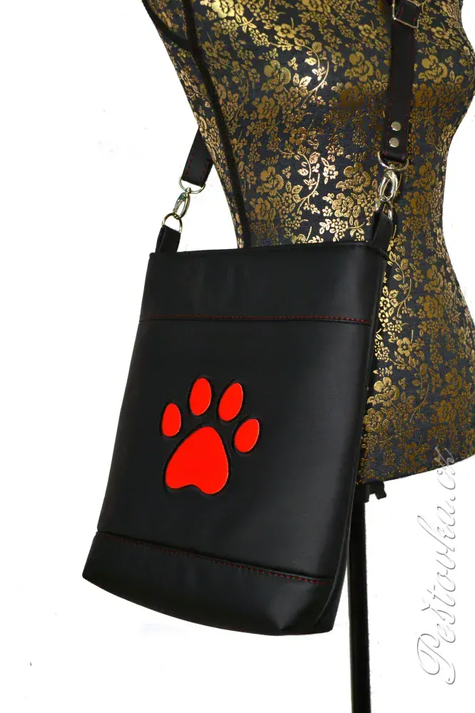 Peštovka - crossbody kabelka s tlapkou *černá s červenou*