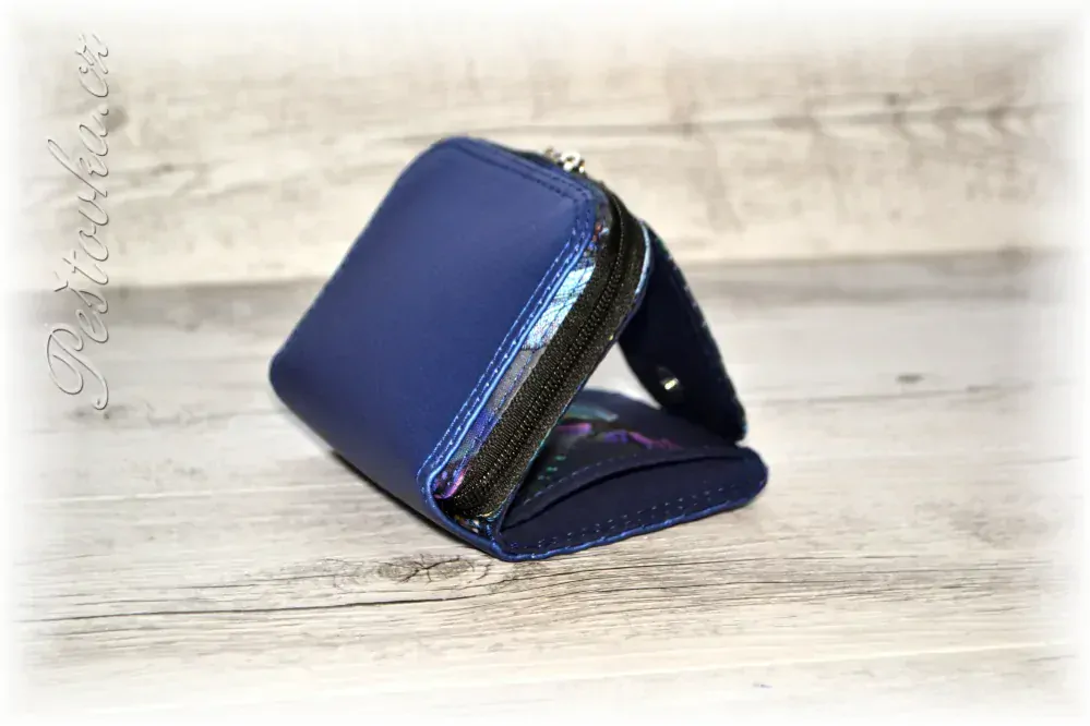 Peštovka Malá praktická zipová peněženka *metalická koženka + vážky*