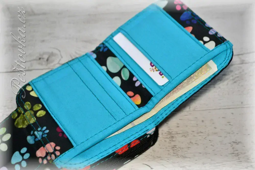 Peštovka Malá praktická zipová peněženka *drobné barevné tlapky*