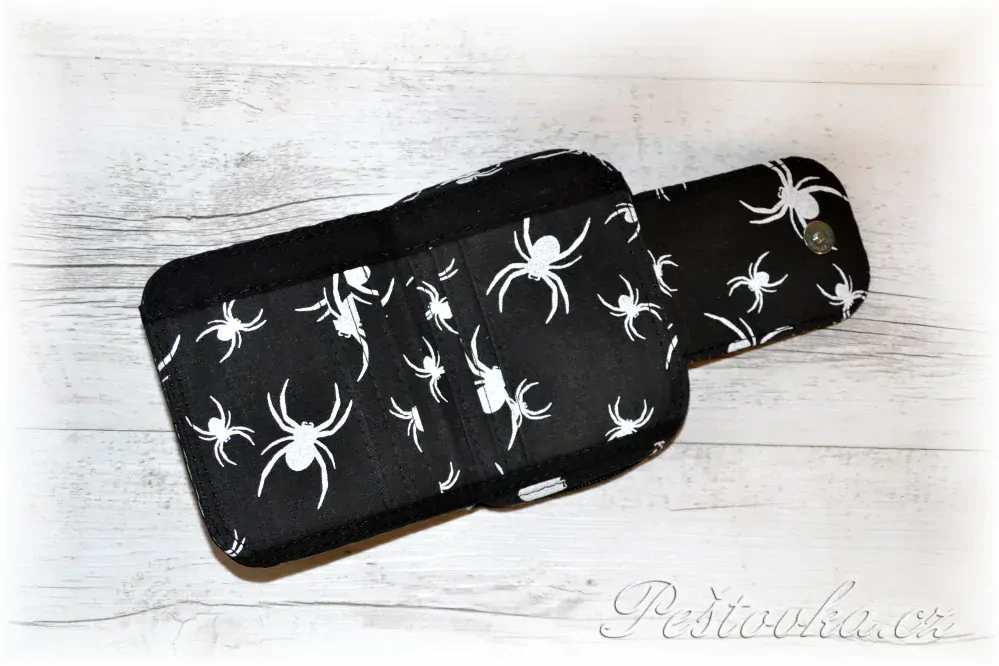 Peštovka Malá praktická zipová peněženka *pavouci*