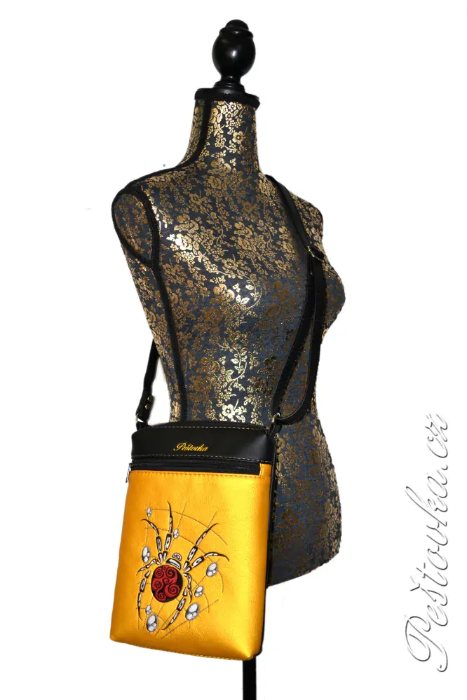 Peštovka - Crossbody KOA *žlutočerná s pavoukem*