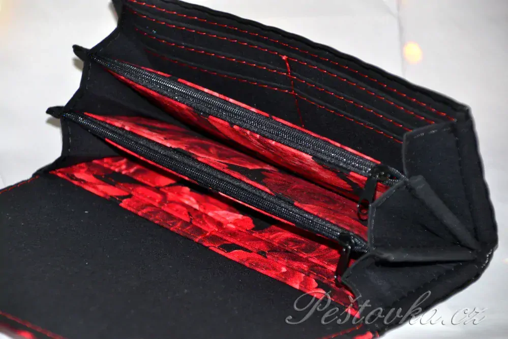 Peštovka Dámská elegantní peněženka *červené růže*